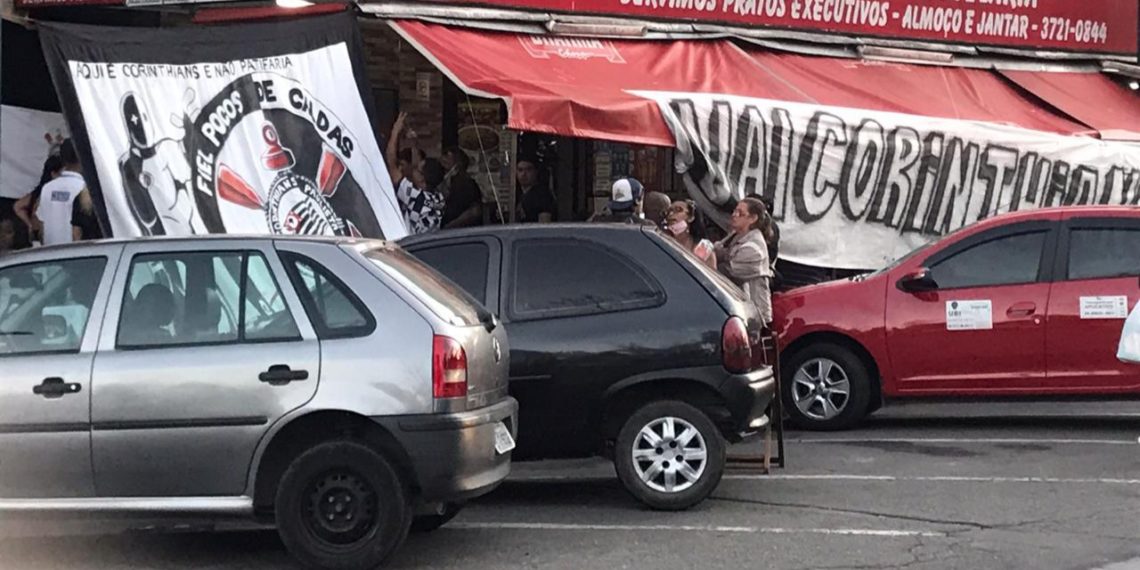 Donos de dois bares são presos em Poços após jogo de Corinthians x Palmeiras