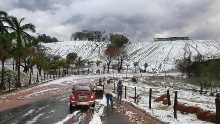 Moradores registram chuva de granizo na região