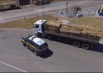 PRF de Poços apreende caminhão roubado cinco anos atrás no Rio de Janeiro