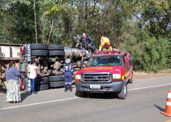 Carreta tomba em Poços e motorista fica preso nas ferragens