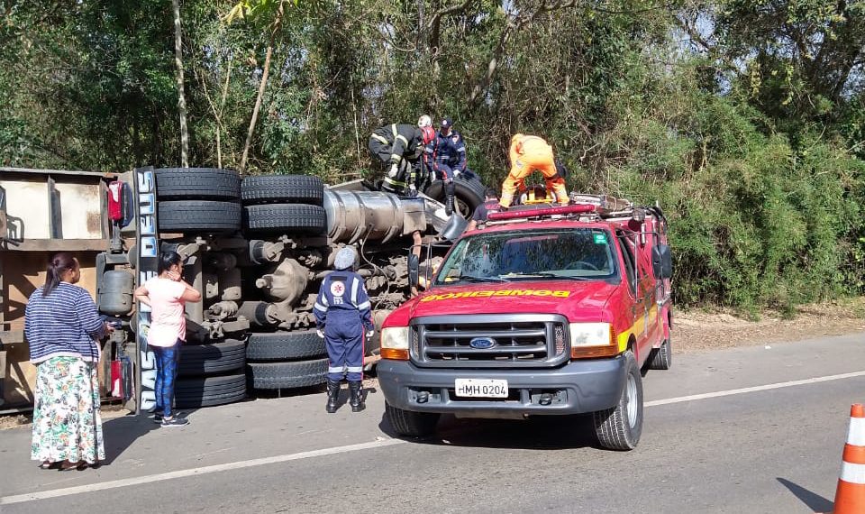Carreta tomba em Poços e motorista fica preso nas ferragens