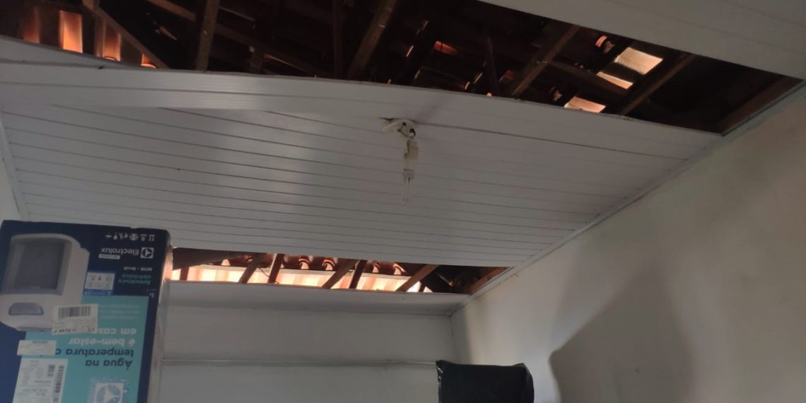 Quartel da Pm é danificado pela chuva em Ibitiúra de Minas