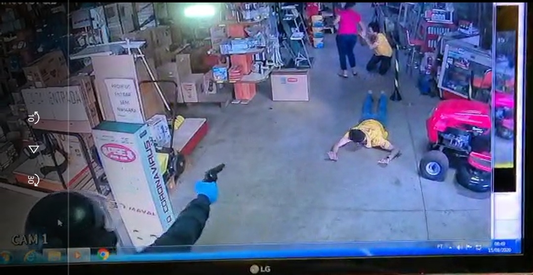 Dupla armada rouba loja em Vargem Grande do Sul