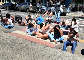 Familiares e amigos de detentos fazem manifestação em Poços de Caldas