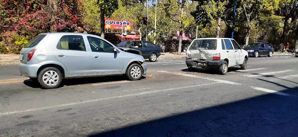 Carro bate em veículo do Dmae