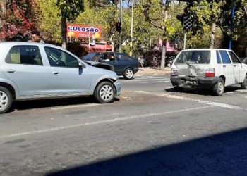 Carro bate em veículo do Dmae