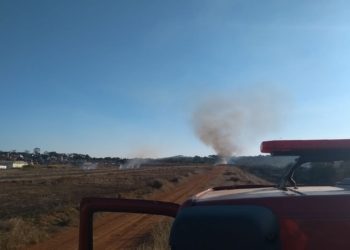 Bombeiros combatem incêndios, um deles no Aeroporto de Poços de Caldas