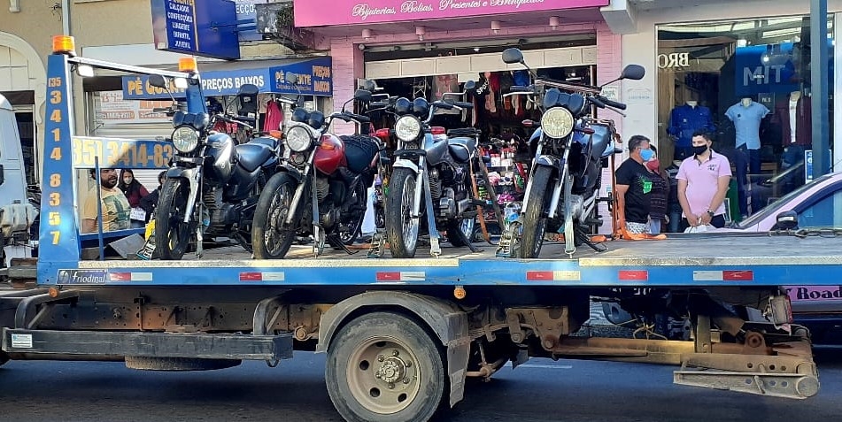 Operação da Polícia Militar apreende 17 veículos em Poços de Caldas