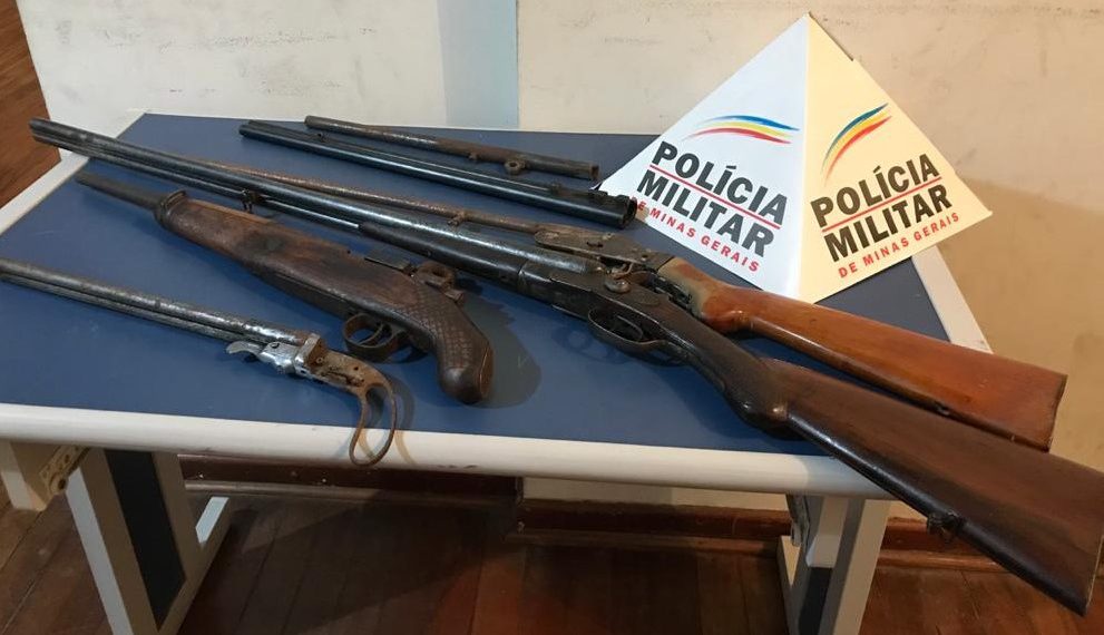 Homem entrega voluntariamente armas e munições à Polícia Militar