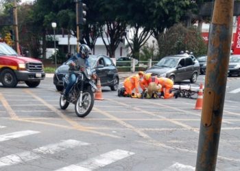 Viatura dos bombeiros atropela idosa em Poços de Caldas