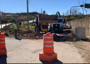 Barreiras com manilhas são retiradas pela prefeitura de Poços
