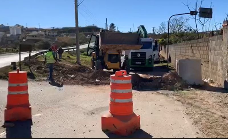 Barreiras com manilhas são retiradas pela prefeitura de Poços