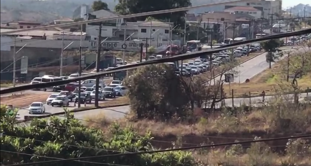 Após formar filas de carros aferição de temperatura será feita apenas em pessoas em carros sem selo