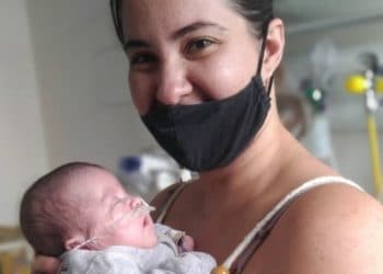 “Acreditei que ele ia viver desde que ele nasceu”, diz mãe de bebê que ficou 98 dias na CTI Neonatal