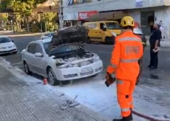Princípio de incêndio em veículo no centro de Poços de Caldas