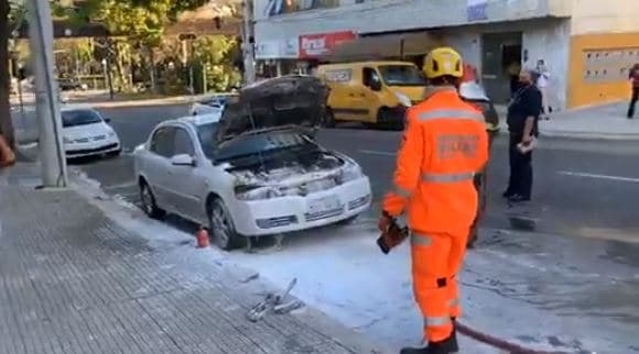 Princípio de incêndio em veículo no centro de Poços de Caldas
