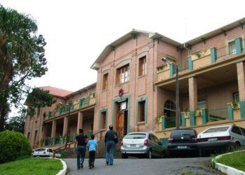 Poços cria comitê extraordinário para debater volta às aulas no município