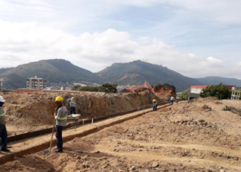 Empresa atrasa salários e obras do novo Fórum de Poços são paralisadas mais uma vez