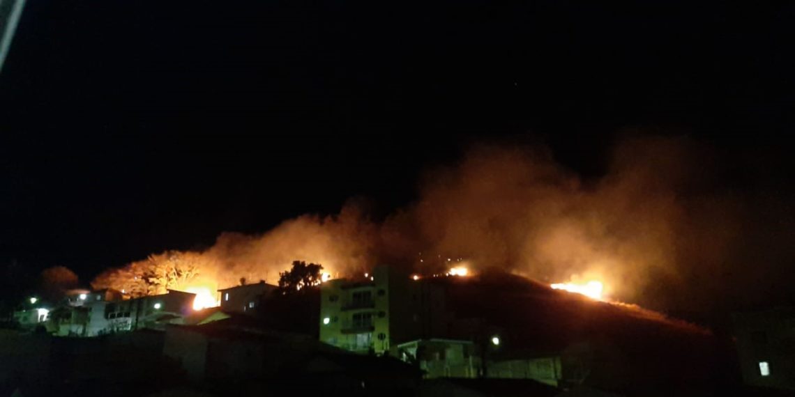 Bombeiros combatem incêndio no bairro Santa Rita