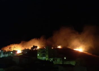 Bombeiros combatem incêndio no bairro Santa Rita