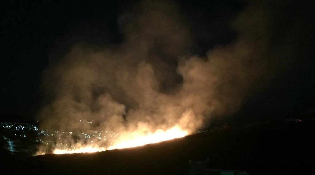 Bombeiros combatem incêndio no Jardim Centenário