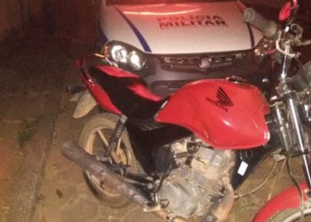 Homem é preso e adolescente apreendido após furto de motocicleta