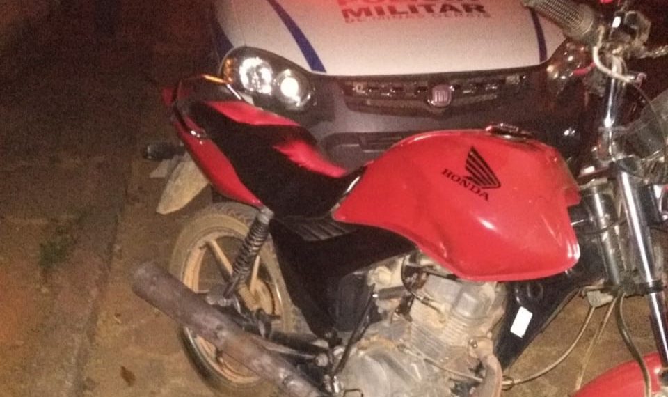Homem é preso e adolescente apreendido após furto de motocicleta
