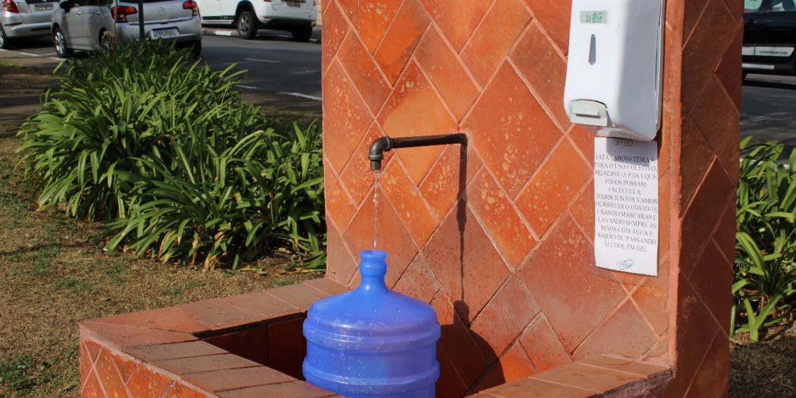 Como prevenção saboneteira é colocada em fontanário em Poços de Caldas