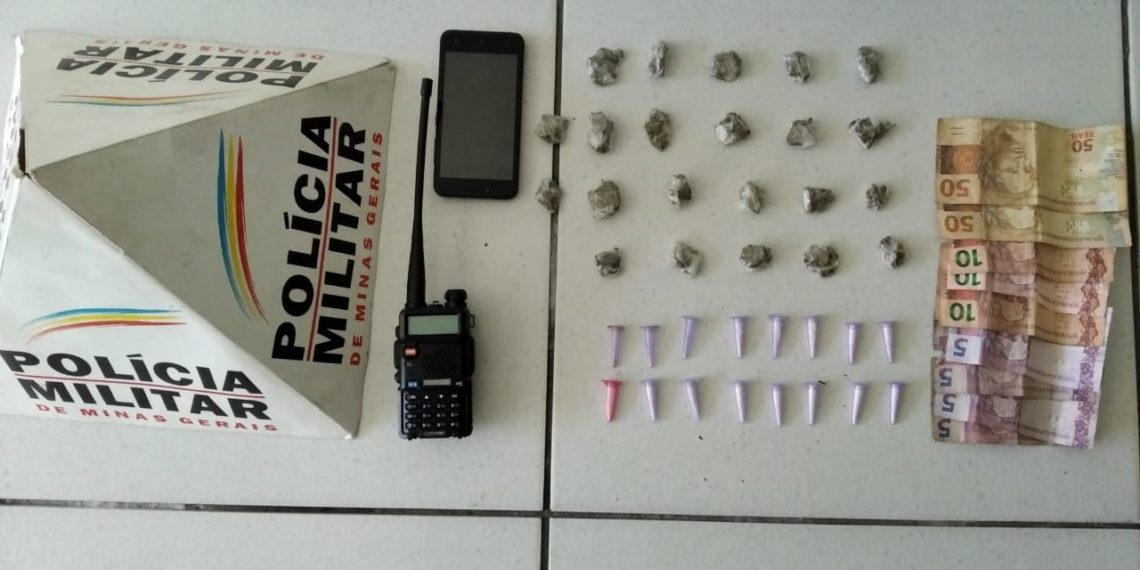Dupla é detida com drogas e rádio na frequência da PM