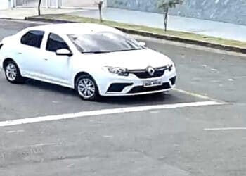 Polícia procura por criminosos que invadiram apartamentos de condomínio em Poços