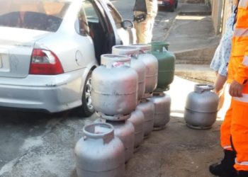 Bombeiros recolhem botijões de gás armazenados irregularmente