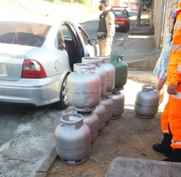 Bombeiros recolhem botijões de gás armazenados irregularmente