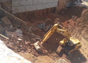 Muro de obra desaba e colapso faz ceder solo de residências ao lado