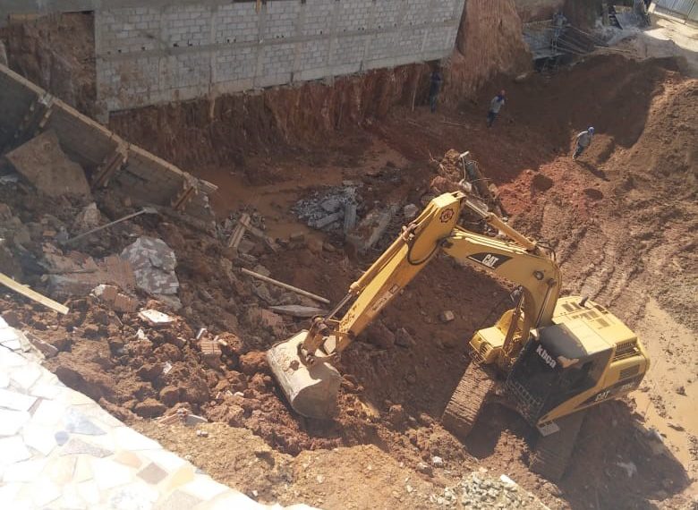 Muro de obra desaba e colapso faz ceder solo de residências ao lado