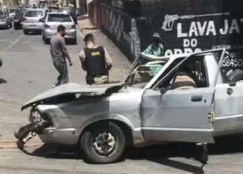 Motorista tenta fugir da PM, bate carro e acaba preso