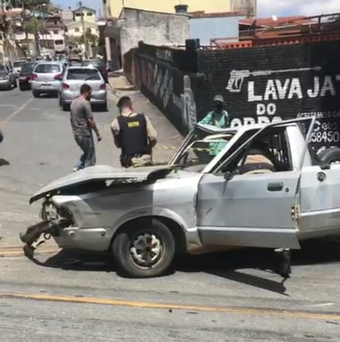 Motorista tenta fugir da PM, bate carro e acaba preso