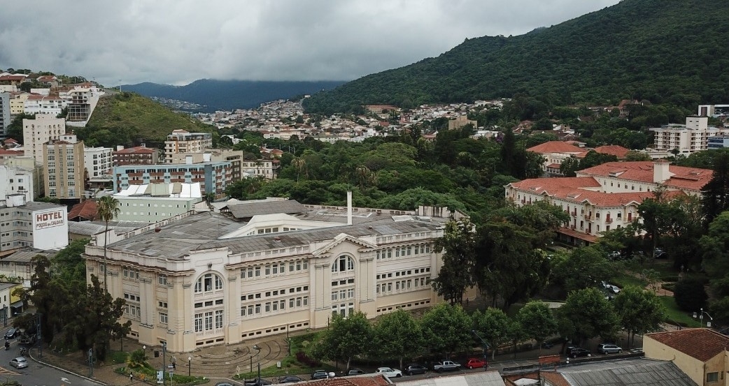 Primavera começa com frente fria e chuva em Poços