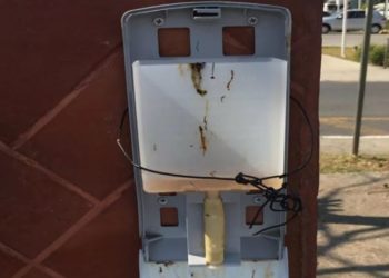 Em menos de um mês após ser instalada, saboneteira é alvo de vandalismo em fonte de Poços
