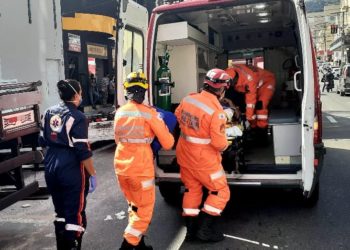 Acidente de trabalho deixa dois feridos no centro de Poços