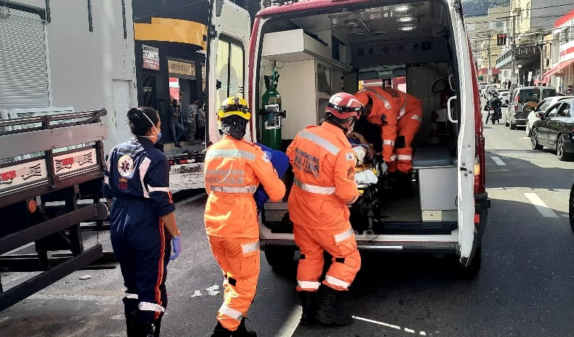 Acidente de trabalho deixa dois feridos no centro de Poços