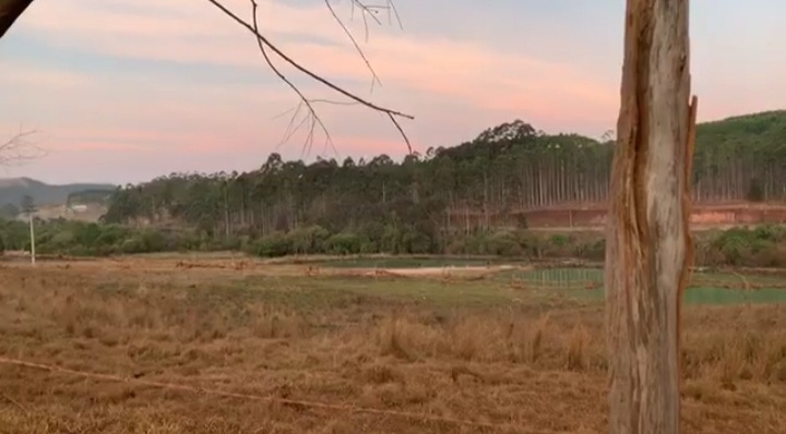 Bombeiros encontram corpo de menina que se afogou em lago