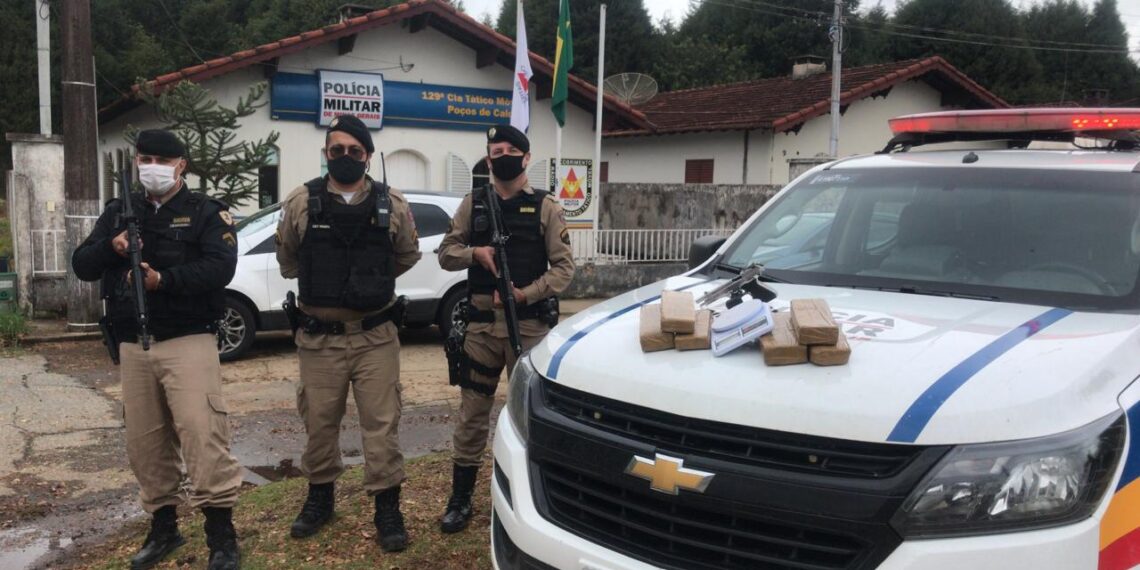 PM prende suspeito de ser fornecedor de drogas em Poços e apreende mais de 5 kg de maconha