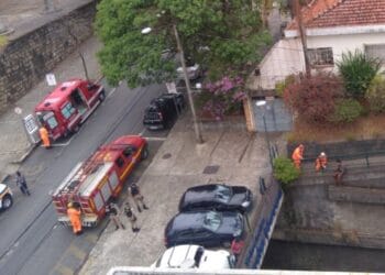 PM e Bombeiros salvam homem que tentava se jogar de trincheira em Poços