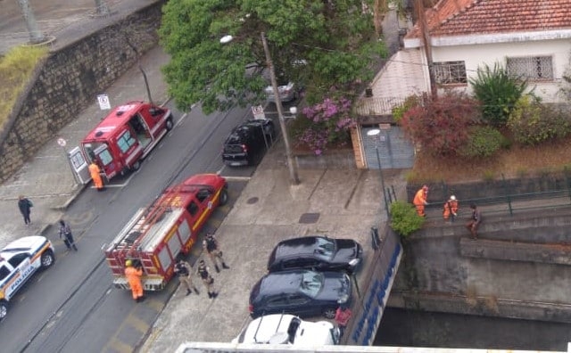 PM e Bombeiros salvam homem que tentava se jogar de trincheira em Poços