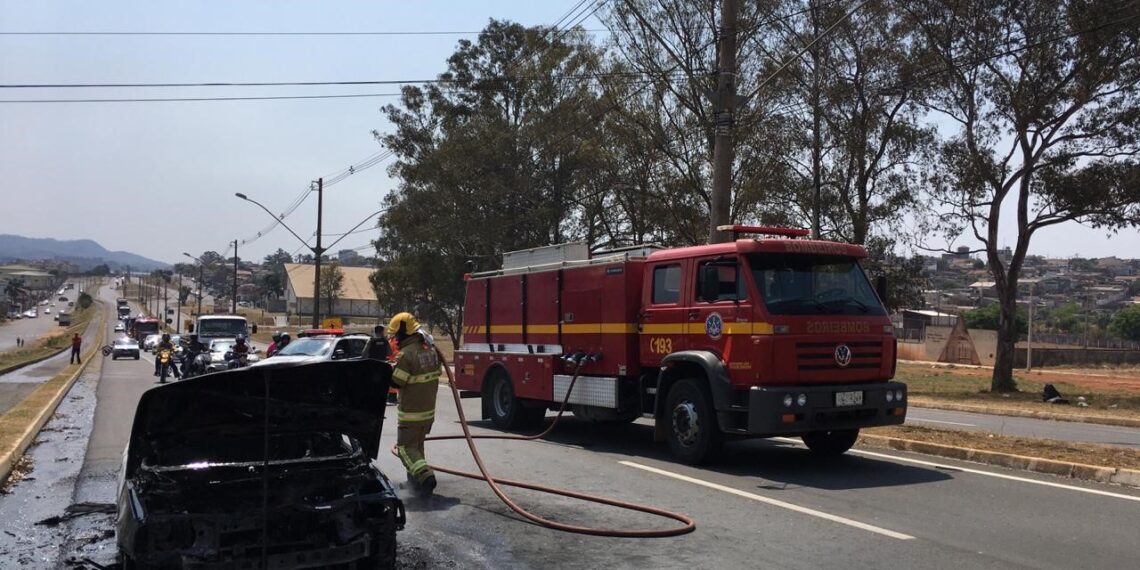 Carro pega fogo na Avenida Alcoa