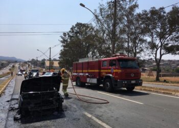 Carro pega fogo na Avenida Alcoa
