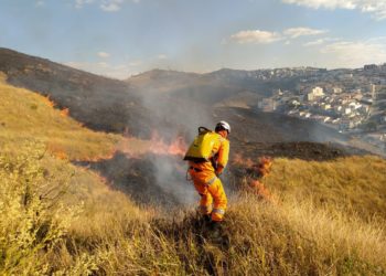 Bombeiros combatem incêndio no bairro Jardim Del Rey