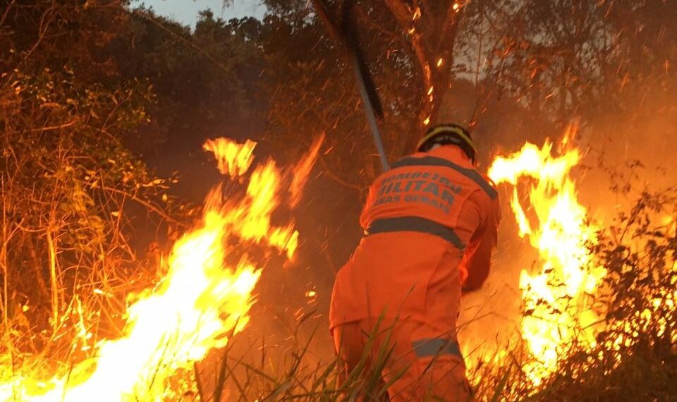 Bombeiros combatem incêndio no Bairro Santa Augusta