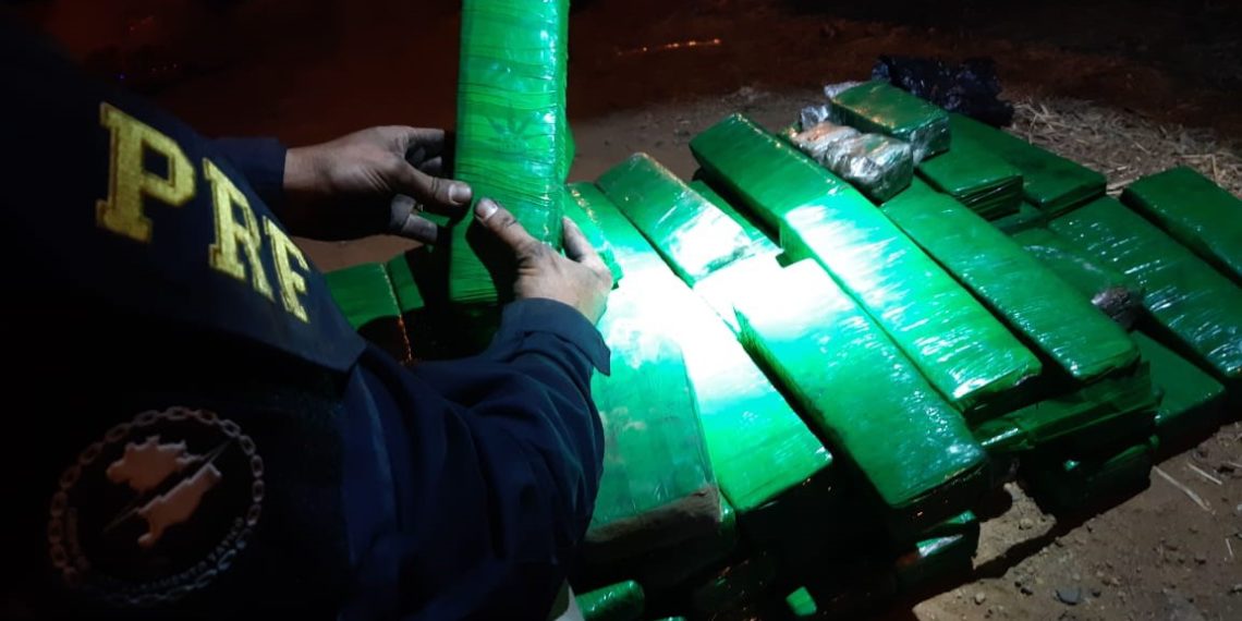 PRF apreende 50 kg de maconha em veículo