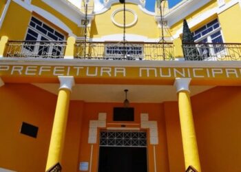 Justiça acata ação de improbidade administrativa contra prefeito e secretários em Poços